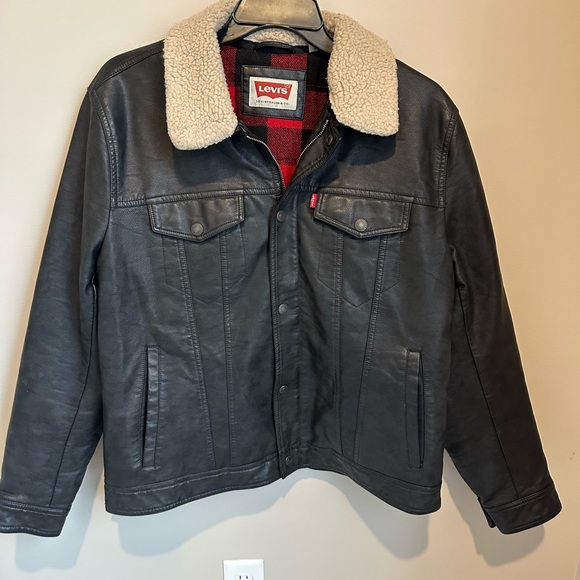 Levi's Men's Faux Leather Classic Trucker Jacket Black W/Sherpa Collar Size L - Picture 1 of 9
